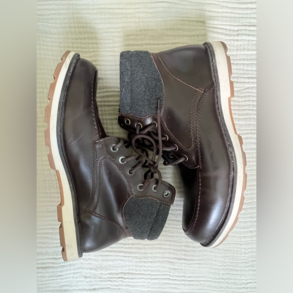 Men’s size 10, brown boots with gray faux fur
